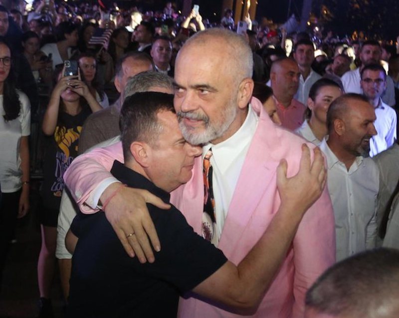 Mbërrin në Presidencë propozimi i kryeministrit Edi Rama për emërimin e Taulant Ballës ministër i Brendshëm Mbërrin në Presidencë propozimi i kryeministrit Edi Rama për emërimin e Taulant Ballës ministër i Brendshëm