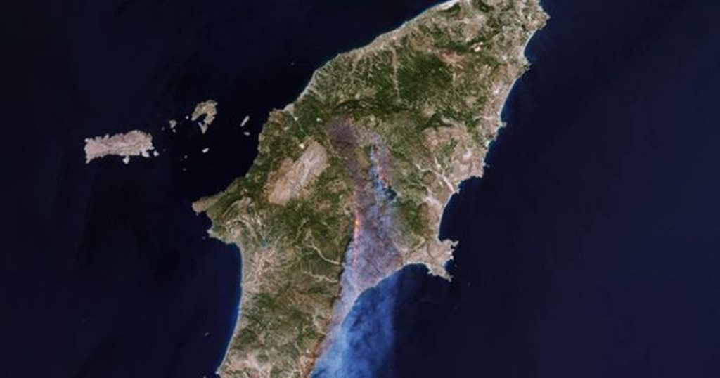 Pamje satelitore/ Si e ndau mes për mes ishullin e Rodosit zjarri apokaliptik? Pamje satelitore/ Si e ndau mes për mes ishullin e Rodosit zjarri apokaliptik?