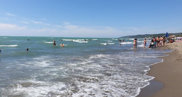 Detaje nga tragjedi e rëndë me tre viktima në Vilë Bashtovë! Babai sëbashku me djalin 15 vjeçarë shkuan të shpëtonin djalin e mitur që e rrëmbeu dallga Detaje nga tragjedi e rëndë me tre viktima në Vilë Bashtovë! Babai sëbashku me djalin 15 vjeçarë shkuan të shpëtonin djalin e mitur që e rrëmbeu dallga