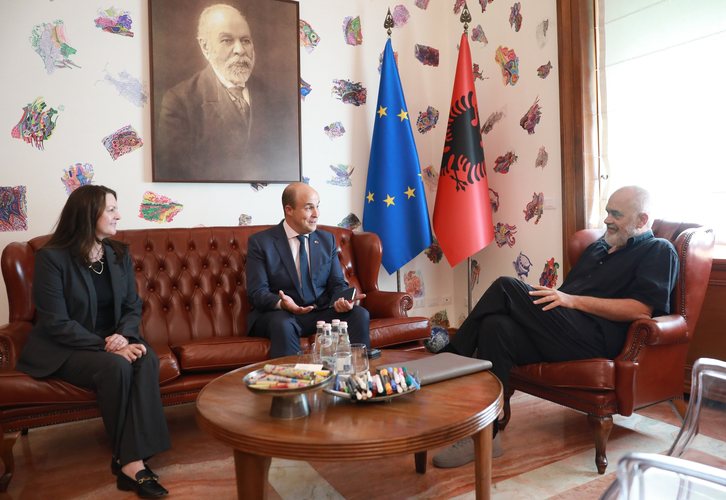 Rama takohet me të ngarkuarin me punë të SHBA-ve dhe… një detaj pikant nga takimi Rama takohet me të ngarkuarin me punë të SHBA-ve dhe… një detaj pikant nga takimi