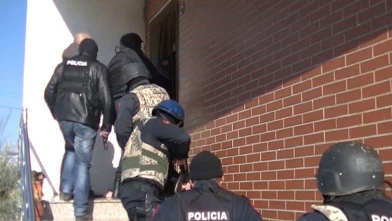 Maliq, një burrë i armatosur nuk pranon të dorëzohet! Qëllon policinë e cila ka rrethuar banesën! Më parë kishte plagosur gruan e djalin Maliq, një burrë i armatosur nuk pranon të dorëzohet! Qëllon policinë e cila ka rrethuar banesën! Më parë kishte plagosur gruan e djalin