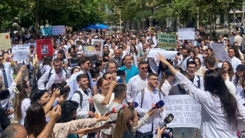 Dy alternativat studentëve të Mjekësisë këtë vit akademik: Diploma “peng” për 5 vjet tek spitali publik a privat, ose… paguaj koston e studimeve! Dy alternativat studentëve të Mjekësisë këtë vit akademik: Diploma “peng” për 5 vjet tek spitali publik a privat, ose… paguaj koston e studimeve!