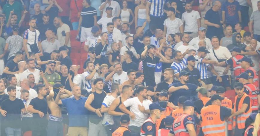 Media greke i jep jehonë përplasjes në Air Albania: Sakatim në Shqipëri, tifozët e Beshiktashit hëngrën dru në Tiranë Media greke i jep jehonë përplasjes në Air Albania: Sakatim në Shqipëri, tifozët e Beshiktashit hëngrën dru në Tiranë