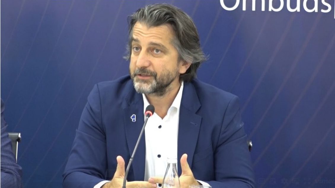 “Shteti” i Binit dhe Svelçës! Kryebashkiaku i Prishtinës ve alarmin: Në Prishtin pas mesnate një në dy makina është me njerëz të armatosur “Shteti” i Binit dhe Svelçës! Kryebashkiaku i Prishtinës ve alarmin: Në Prishtin pas mesnate një në dy makina është me njerëz të armatosur