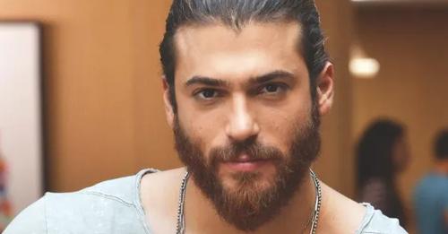 Në familjen time flasin të gjithë shqip: Can Yaman flet për origjinën e tij shqiptare në një Tv shqip Në familjen time flasin të gjithë shqip: Can Yaman flet për origjinën e tij shqiptare në një Tv shqip