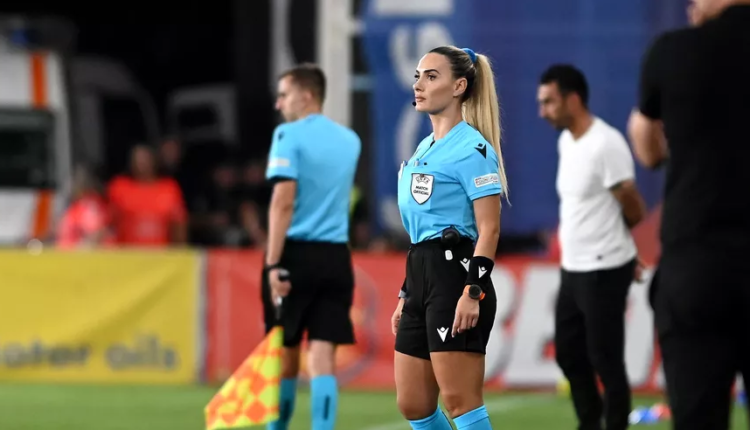 E harrojnë për disa momente edhe ndeshjen! Po gjykonin takimin e Conference League, në Rumani “çmenden” pas arbitres që erdhi nga Shqipëria E harrojnë për disa momente edhe ndeshjen! Po gjykonin takimin e Conference League, në Rumani “çmenden” pas arbitres që erdhi nga Shqipëria