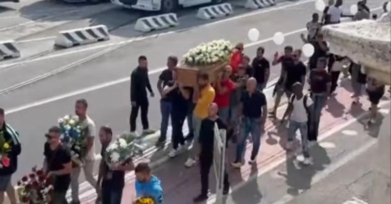 Arkëmorti me trupin e pajetë të Klajdi Bitrit u nxor sot nga dyert e morgut i mbuluar me flamurin shqiptar: Qindra qytetarë mes lotëve e duartrokitjeve e përcollën në udhëtimin e tij të fundit drejt atdheut Arkëmorti me trupin e pajetë të Klajdi Bitrit u nxor sot nga dyert e morgut i mbuluar me flamurin shqiptar: Qindra qytetarë mes lotëve e duartrokitjeve e përcollën në udhëtimin e tij të fundit drejt atdheut