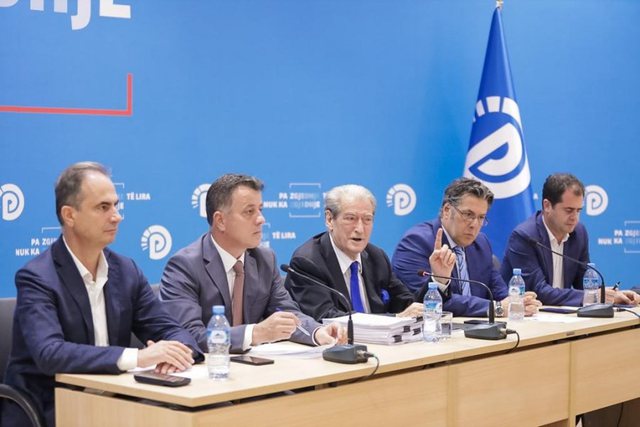 Doktori paska mbledhur Këshillin Kombëtar të organizatës së tij… Doktori paska mbledhur Këshillin Kombëtar të organizatës së tij…