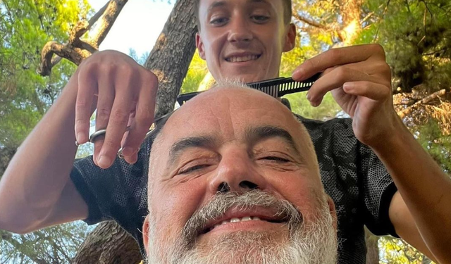 Në mes të jeshillëkut, Fabiani qeth Edi Ramën (Video) Në mes të jeshillëkut, Fabiani qeth Edi Ramën (Video)