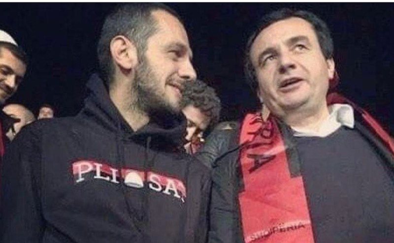 Anëtari i Kryesisë së Albin Kurtit me katër të tjerë, kapet me 11 mijë doza ekstazi në Tiranë Anëtari i Kryesisë së Albin Kurtit me katër të tjerë, kapet me 11 mijë doza ekstazi në Tiranë