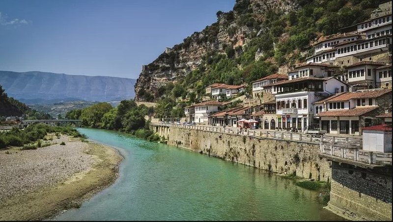 “Le Figaro”: Një vend, dy mundësi: Shqipëria kundër valës