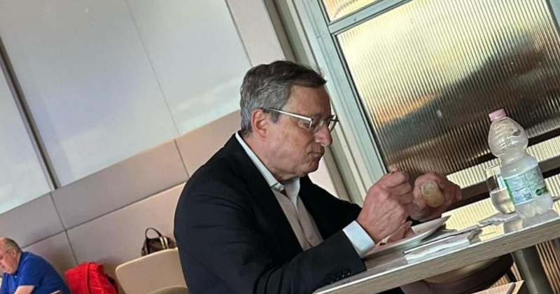 Fotolajm/ Në aeroport me ujë e bukë në dorë: Një kontrast i thellë me politikanët shqiptarë Fotolajm/ Në aeroport me ujë e bukë në dorë: Një kontrast i thellë me politikanët shqiptarë