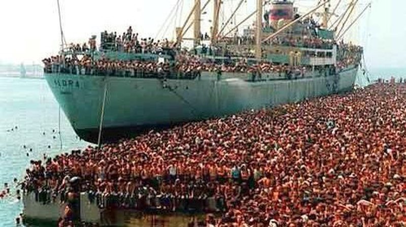 Eksodi i shqiptarëve drej Italisë, kapiteni anijes rrëqeth me rrëfimin: Pas mbërritjes të uritur e pa ngrënë, një pjesë e shqiptarëve donin të ktheheshin