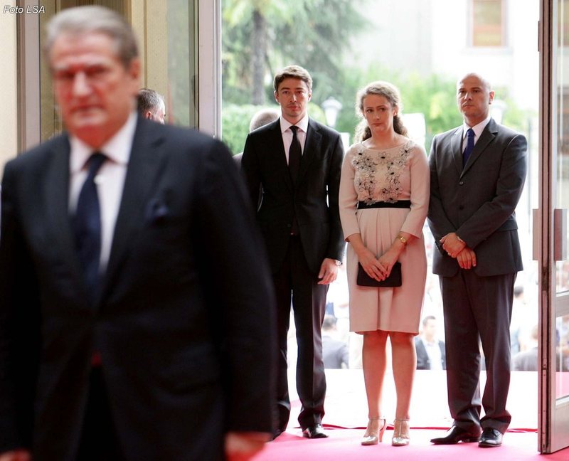 Prangat për dhëndrin dhe Shkëlzenin alarmojnë Sali Berishën! Kreu i “Foltores” merr rolin e prokurorit, sulmon SPAK: Paralajmëron protesta të fuqishme Prangat për dhëndrin dhe Shkëlzenin alarmojnë Sali Berishën! Kreu i “Foltores” merr rolin e prokurorit, sulmon SPAK: Paralajmëron protesta të fuqishme