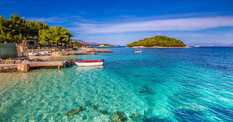 Shkëlqimi dhe rënia e Ksamilit: Turistët nxijnë “Maldivet shqiptare”, jo për natyrën por për nivelin e turpshëm të … Shkëlqimi dhe rënia e Ksamilit: Turistët nxijnë “Maldivet shqiptare”, jo për natyrën por për nivelin e turpshëm të …