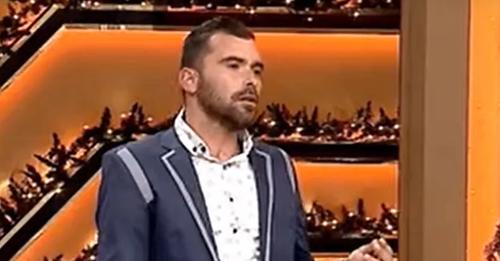 “Mamanë time e panë te semafori”! Trondit rrëfimi i djalit: Nënën e kapa në telefon me dashnorin, babai nuk e përballoi dot, vdiq nga turpi! “Mamanë time e panë te semafori”! Trondit rrëfimi i djalit: Nënën e kapa në telefon me dashnorin, babai nuk e përballoi dot, vdiq nga turpi!