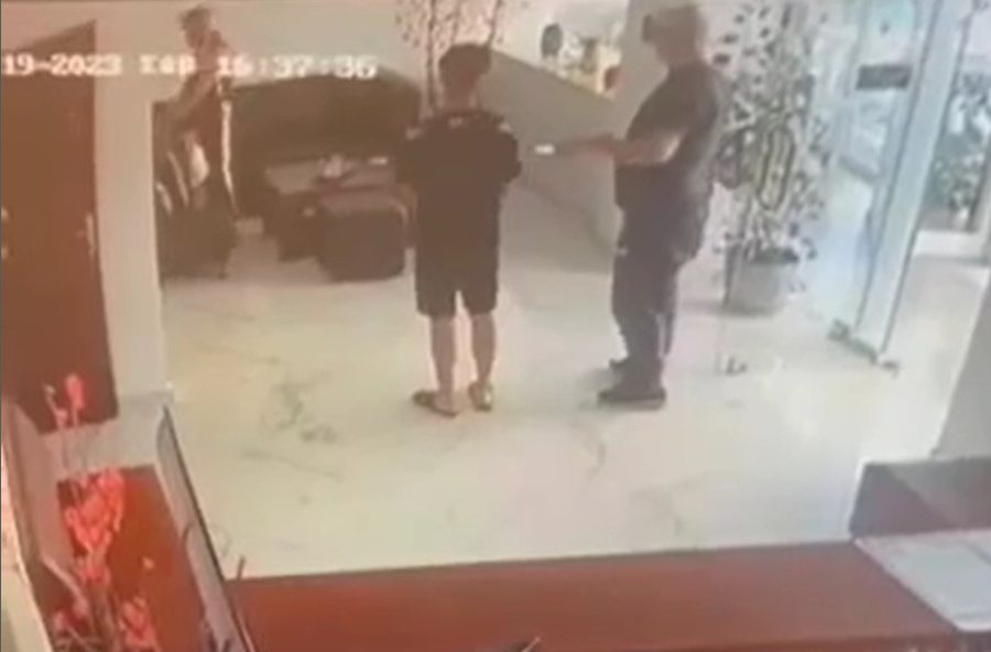 VIDEO/ Pasi ikën me vrap pa paguar në Berat italianët “e bëjnë rrugë”: Vjedhin në një hotel peshqirë, çarçafë dhe jastëkë VIDEO/ Pasi ikën me vrap pa paguar në Berat italianët “e bëjnë rrugë”: Vjedhin në një hotel peshqirë, çarçafë dhe jastëkë