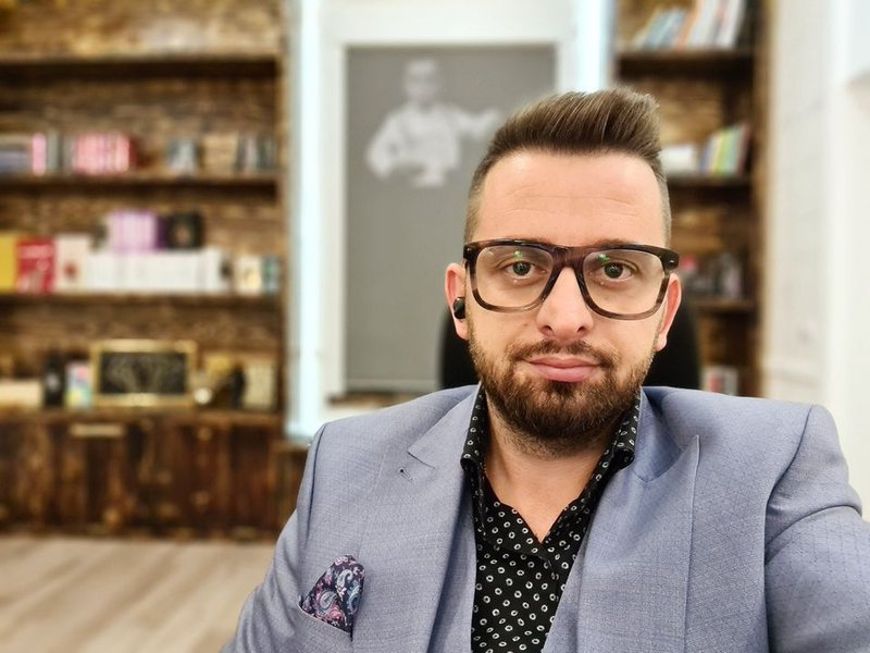 Kryetari i Bashkisë Kolonjë Erion Isai ultimatum piromanëve që ndezin vatra zjarri në Arëz: Zero tolerancë për shkaktarët e flakëve Kryetari i Bashkisë Kolonjë Erion Isai ultimatum piromanëve që ndezin vatra zjarri në Arëz: Zero tolerancë për shkaktarët e flakëve