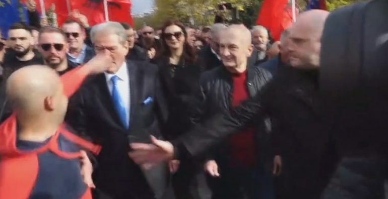 Socialistë e demokratë, të ditur e trutharë, të ndershëm e kusarë, punëtorë e zuzarë, ja pse jemi të ndarë Socialistë e demokratë, të ditur e trutharë, të ndershëm e kusarë, punëtorë e zuzarë, ja pse jemi të ndarë