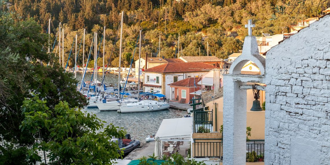 Atentati në ishullin grek, shqiptari u qëllua në sy të 3 fëmijëve dhe bashkëshortes së tij Atentati në ishullin grek, shqiptari u qëllua në sy të 3 fëmijëve dhe bashkëshortes së tij