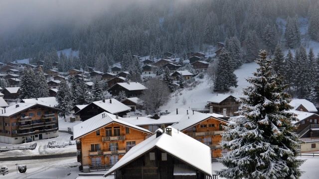 Katër ditë pas vapës, bie borë në Zvicër, temperaturat bien me 30 gradë (Video) Katër ditë pas vapës, bie borë në Zvicër, temperaturat bien me 30 gradë (Video)