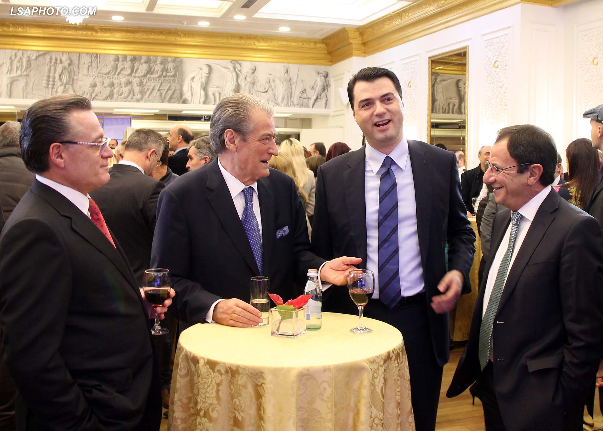 Kompania nën hetim në Zvicër për korrupsion, Berisha dhe banda e tij i “dhuruan” koncensionin e pullave fiskale Kompania nën hetim në Zvicër për korrupsion, Berisha dhe banda e tij i “dhuruan” koncensionin e pullave fiskale