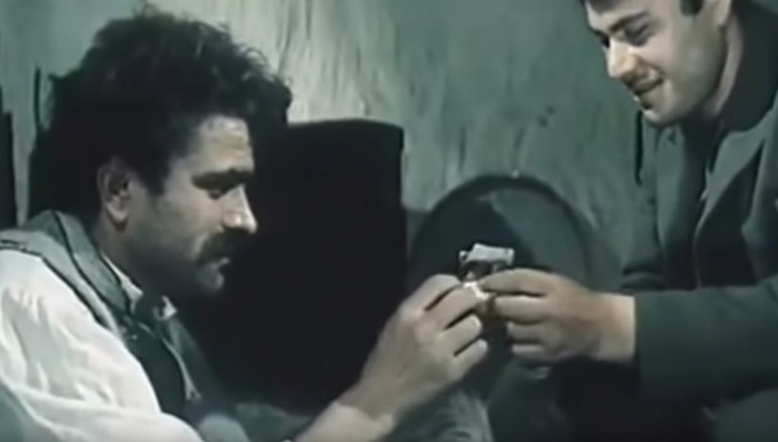 Pse burrat shqiptarë shkëmbejnë cigare me njëri-tjetrin? Ja çfarë fshihet pas këtij zakoni! Pse burrat shqiptarë shkëmbejnë cigare me njëri-tjetrin? Ja çfarë fshihet pas këtij zakoni!