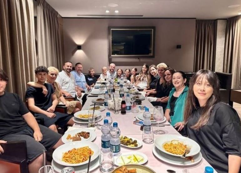 Më në fund… “u pajtuuuaaan”! Luizi dhe Kiara bashkojnë dy familjet Më në fund… “u pajtuuuaaan”! Luizi dhe Kiara bashkojnë dy familjet