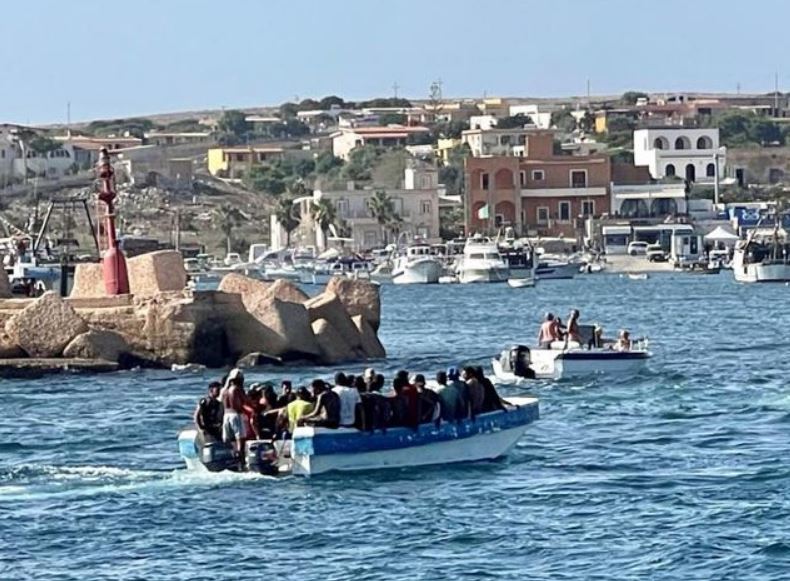 Mbyten 2 anije me emigrantë në Itali, 2 persona humbin jetën, mbi 30 të zhdukur në det Mbyten 2 anije me emigrantë në Itali, 2 persona humbin jetën, mbi 30 të zhdukur në det