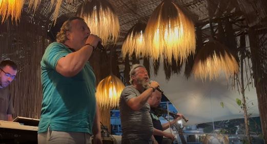 VIDEO/ Po performonte në një lokal në Dhërmi, këngëtari Endri Prifti “zhduket” papritur nga skena