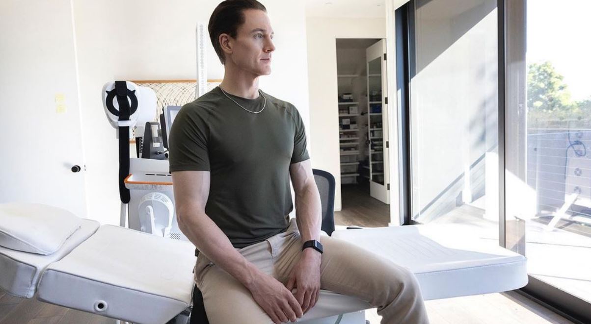 “U jep femrave… listë”?! Jeta e ndërlikuar e dashurisë së manjatit 45-vjeçar që dëshiron të qëndrojë përgjithmonë i ri “U jep femrave… listë”?! Jeta e ndërlikuar e dashurisë së manjatit 45-vjeçar që dëshiron të qëndrojë përgjithmonë i ri