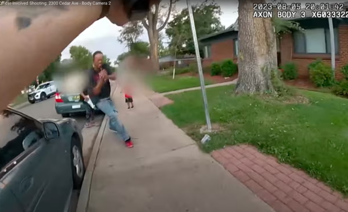 Pamje të rënda: Policia amerikane vret 36-vjeçarin që e sulmoi me stilolaps Pamje të rënda: Policia amerikane vret 36-vjeçarin që e sulmoi me stilolaps