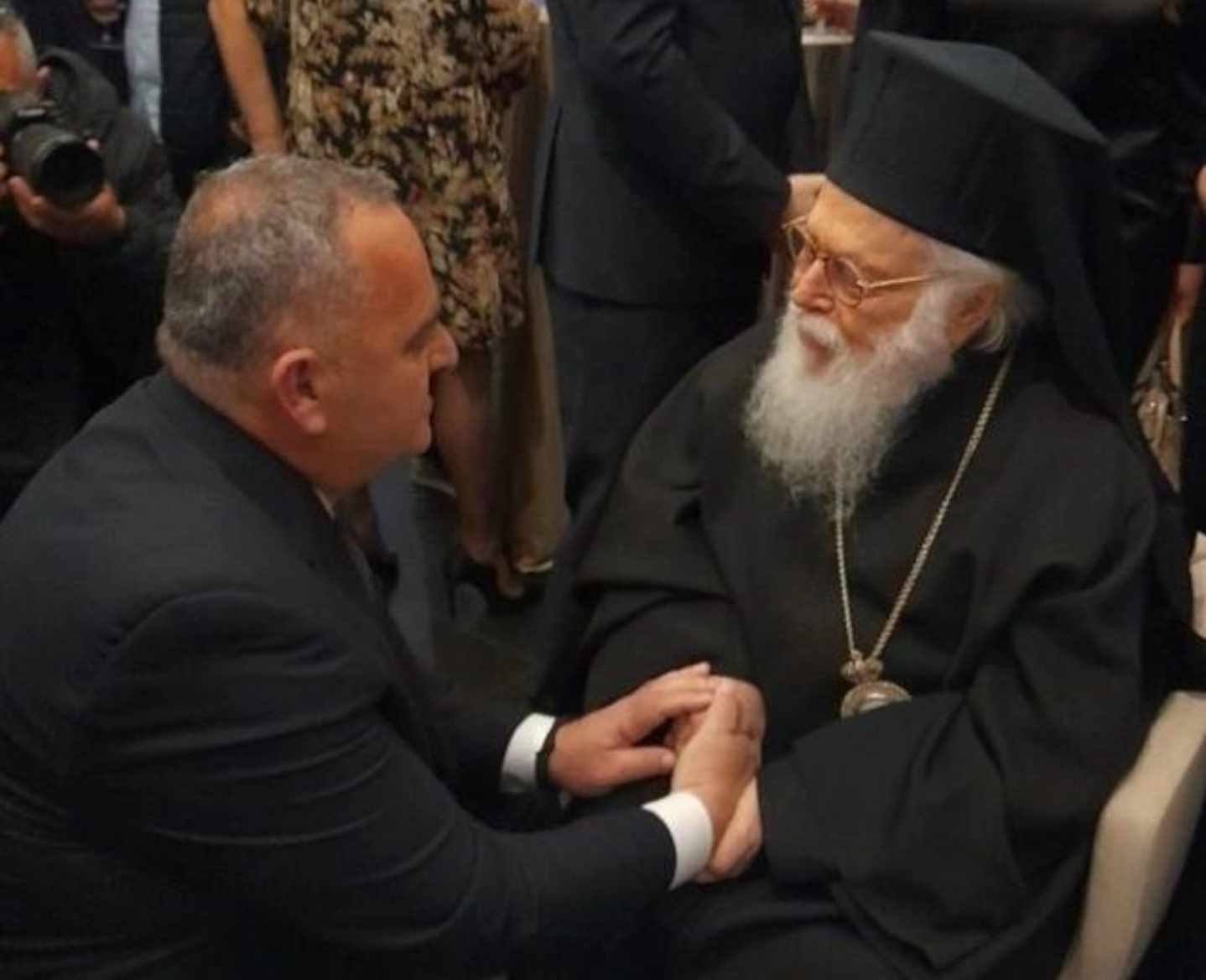 At Foto Cici: Janullatos, kryepeshkop apo… shefi i shërbimeve të fshehta greke në Shqipëri me petkun e klerikut  takon anëtarin e “Mavi” në qeli Beleri
