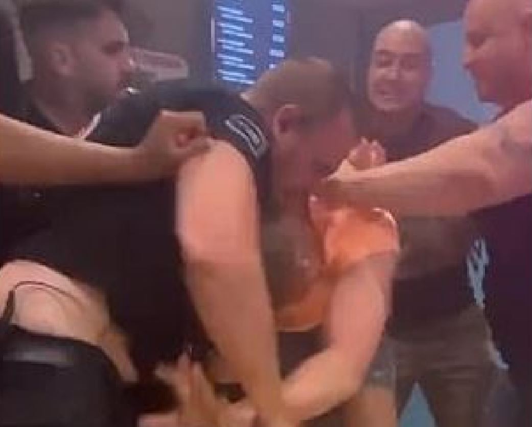 Pushuesi anglez humb jetën nga dhuna e rojeve të sigurisë në Qipro Pushuesi anglez humb jetën nga dhuna e rojeve të sigurisë në Qipro