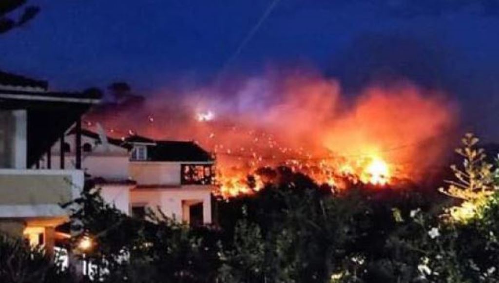 Flakë gjigante zjarri në Zakynthos: Greqia mobilizon emergjencat, evakuohen banorët Flakë gjigante zjarri në Zakynthos: Greqia mobilizon emergjencat, evakuohen banorët