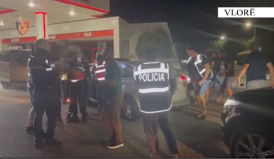 “Ndal policia”! Dalin pamjet: Ja momenti i arrestimit të xhaxhait dhe nipit në Vlorë që u kapën me mina me telekomandë “Ndal policia”! Dalin pamjet: Ja momenti i arrestimit të xhaxhait dhe nipit në Vlorë që u kapën me mina me telekomandë