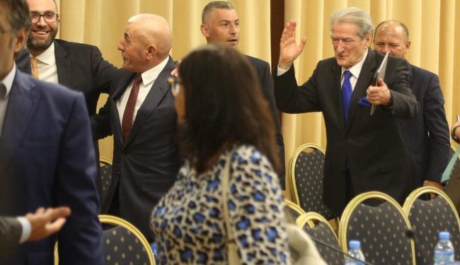 Pasi SPAK dhe DASH “shurruan”,  lëpirësit u penduan… drejt Baba Saliut, se Amerika të ha…