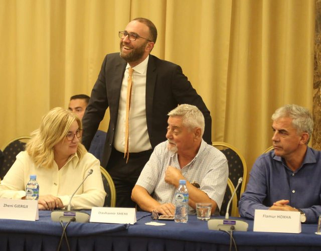 Gazi njeriu më i lumtur gjithë “gaz” për takimin me Berishën! Përse u mblodhën…askush se di? Për mjekrën e re të Dash Shehut Gazi njeriu më i lumtur gjithë “gaz” për takimin me Berishën! Përse u mblodhën…askush se di? Për mjekrën e re të Dash Shehut