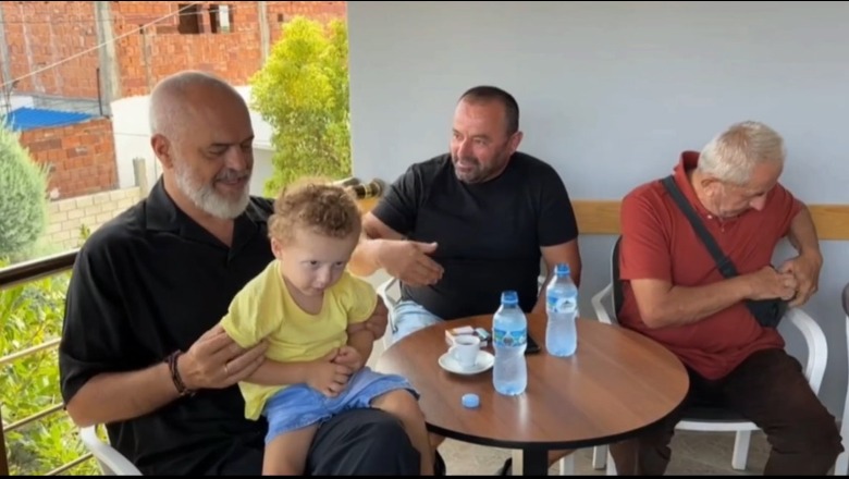VIDEOLAJM/ Rama batuta me banorët në Durrës: Hajdeni pini ndonjë kafe ju demokratët se jeni ngushtë këto kohë! Po këtij të voglit, ja keni mësuar atë ‘Rama ik’? VIDEOLAJM/ Rama batuta me banorët në Durrës: Hajdeni pini ndonjë kafe ju demokratët se jeni ngushtë këto kohë! Po këtij të voglit, ja keni mësuar atë ‘Rama ik’?