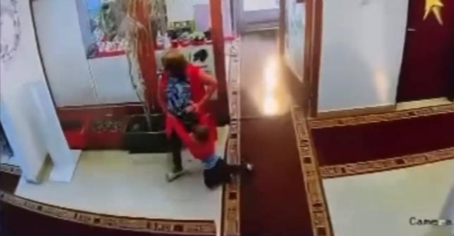 Video/ Pamjet tronditëse nga kopshti në Kosovë: Ndalohen nga policia dy edukatoret që dhunuan 3-vjeçarin Video/ Pamjet tronditëse nga kopshti në Kosovë: Ndalohen nga policia dy edukatoret që dhunuan 3-vjeçarin