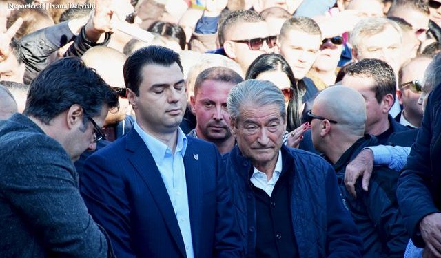 Për lehësat, të paparët dhe rrotarët e politikës: Cilët krime nuk ka kryer Saliu dhe Lulziu? Për lehësat, të paparët dhe rrotarët e politikës: Cilët krime nuk ka kryer Saliu dhe Lulziu?