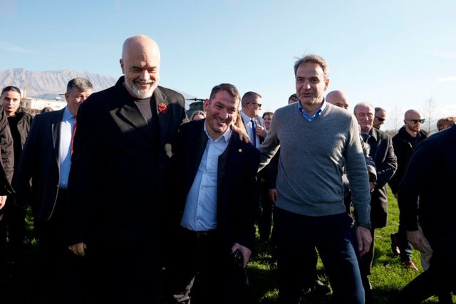 Edi Rama i përgjigjet Micotaqit me kërcënim dhe sfidë Edi Rama i përgjigjet Micotaqit me kërcënim dhe sfidë