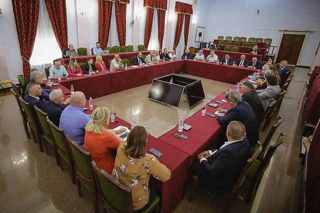 “Hyn në ujë” aleanca Bardhi-Berisha! Deputetët fillojnë zbythen si skutha: Ja sa ishin sot në mbledhje e thirrur nga Gazi Askushi “Hyn në ujë” aleanca Bardhi-Berisha! Deputetët fillojnë zbythen si skutha: Ja sa ishin sot në mbledhje e thirrur nga Gazi Askushi