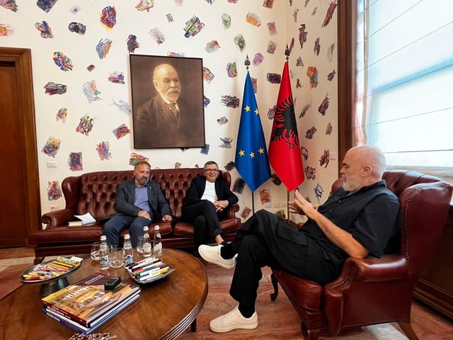 Visar Zhiti: Në Kryeministri… Visar Zhiti: Në Kryeministri…