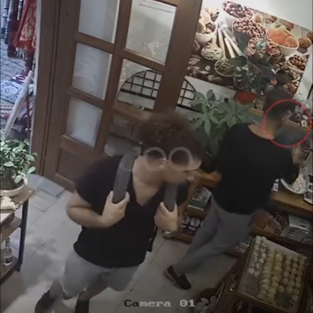 VIDEO/ Turistët italianë vjedhin dyqanin me suvenire në Gjirokastër VIDEO/ Turistët italianë vjedhin dyqanin me suvenire në Gjirokastër