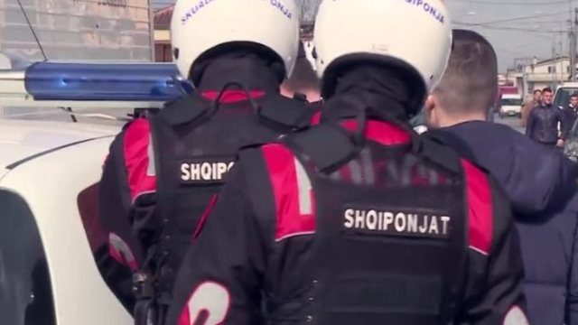 “Shqiponjat” u marrin 300 mijë lekë holandezëve dhe u falin patentën, AMP arreston 3 oficerë policie “Shqiponjat” u marrin 300 mijë lekë holandezëve dhe u falin patentën, AMP arreston 3 oficerë policie