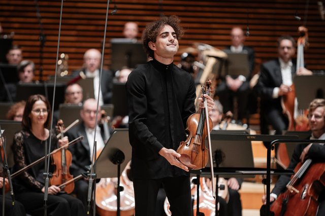 Artisti shqiptar Elvin Hoxha shkëlqen në konkursin prestigjoz botëror Artisti shqiptar Elvin Hoxha shkëlqen në konkursin prestigjoz botëror