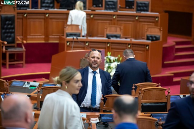 Shtohen kolegët e “filozof” Nardit në Kuvend: Xhevahiret e dy deputetëve analfabetë “funksional” të Foltores për pensionet Shtohen kolegët e “filozof” Nardit në Kuvend: Xhevahiret e dy deputetëve analfabetë “funksional” të Foltores për pensionet