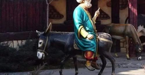 Pak humor dhe filozofi nga Nastradini Hoxha: I kam hipur gomarit mbrapsh që të shikoj rreziqet që më vijnë nga pas, se ato që më vijnë nga para i shikon gomari! Pak humor dhe filozofi nga Nastradini Hoxha: I kam hipur gomarit mbrapsh që të shikoj rreziqet që më vijnë nga pas, se ato që më vijnë nga para i shikon gomari!