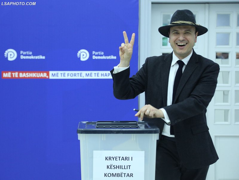 Dhëndri i Berishës shpërthen ndaj qytetarëve: Kriminelë të korruptuar, që iu ka blerë Edi Rama Dhëndri i Berishës shpërthen ndaj qytetarëve: Kriminelë të korruptuar, që iu ka blerë Edi Rama